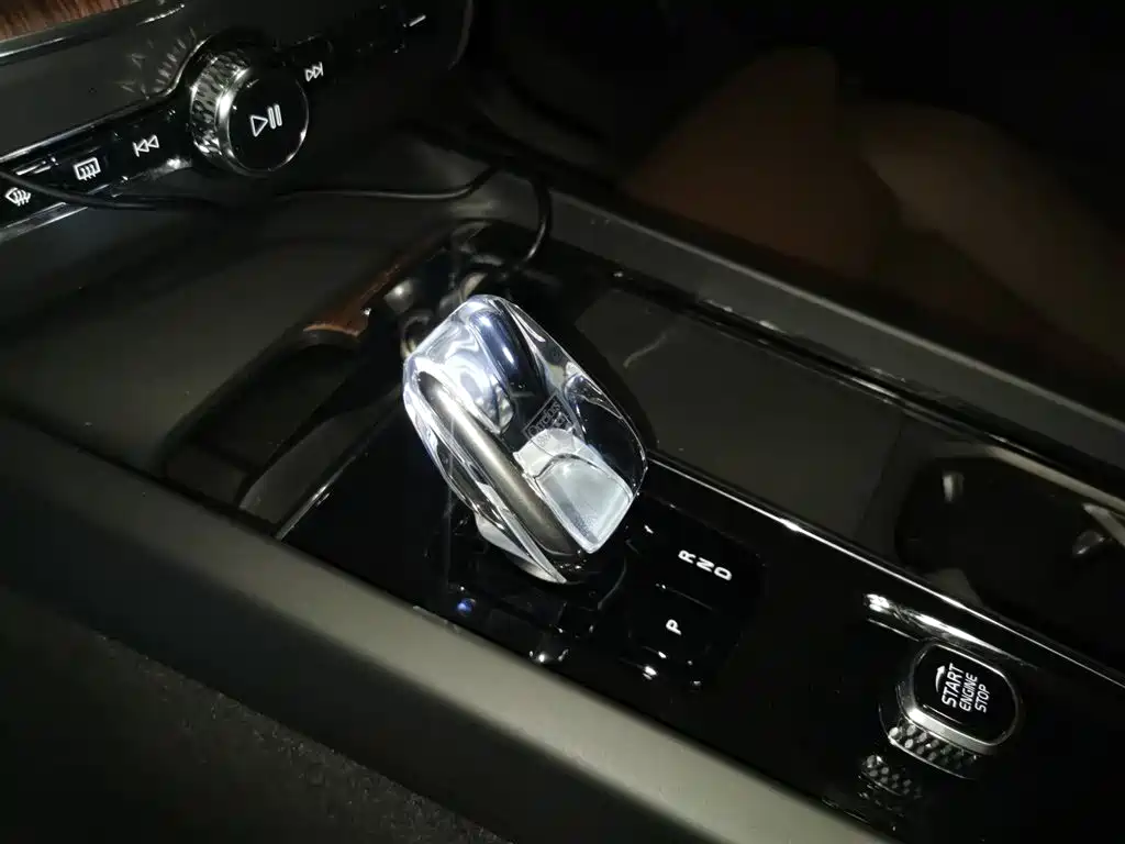 Volvo XC60 PHEV 2023 — фото 15