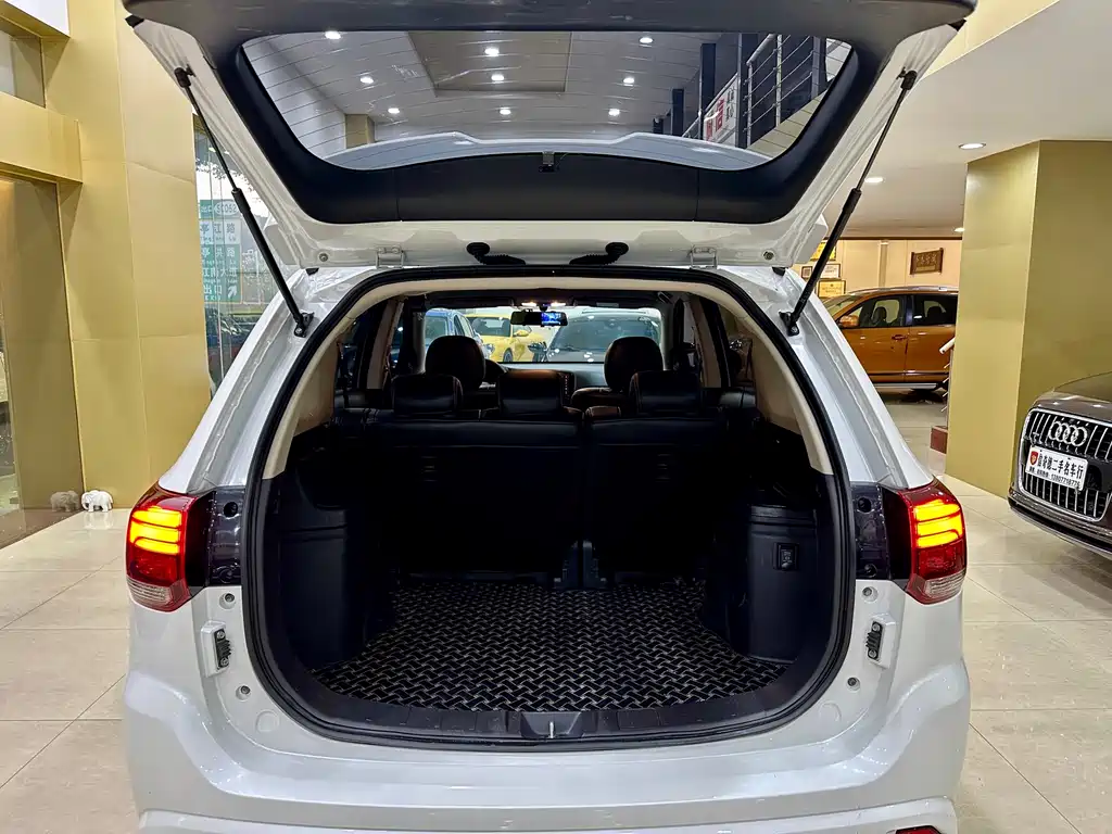 Mitsubishi Outlander 2021 — фото 18