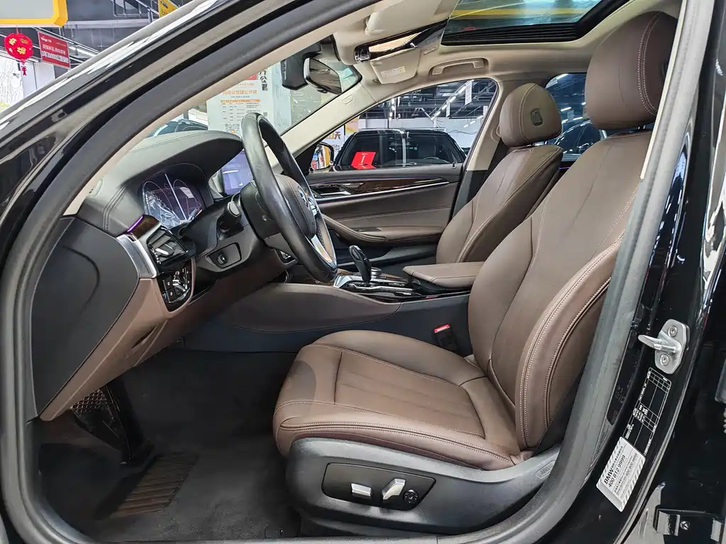 BMW 5 Series 2019 — фото 10