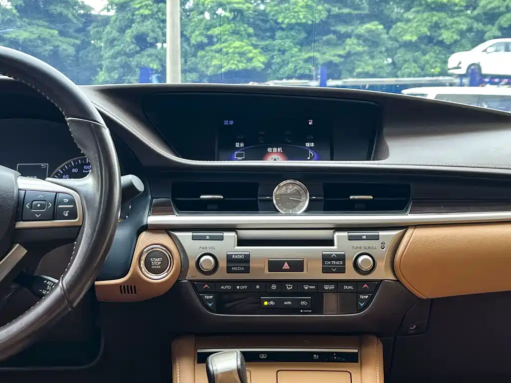 Lexus ES 2018 — фото 12
