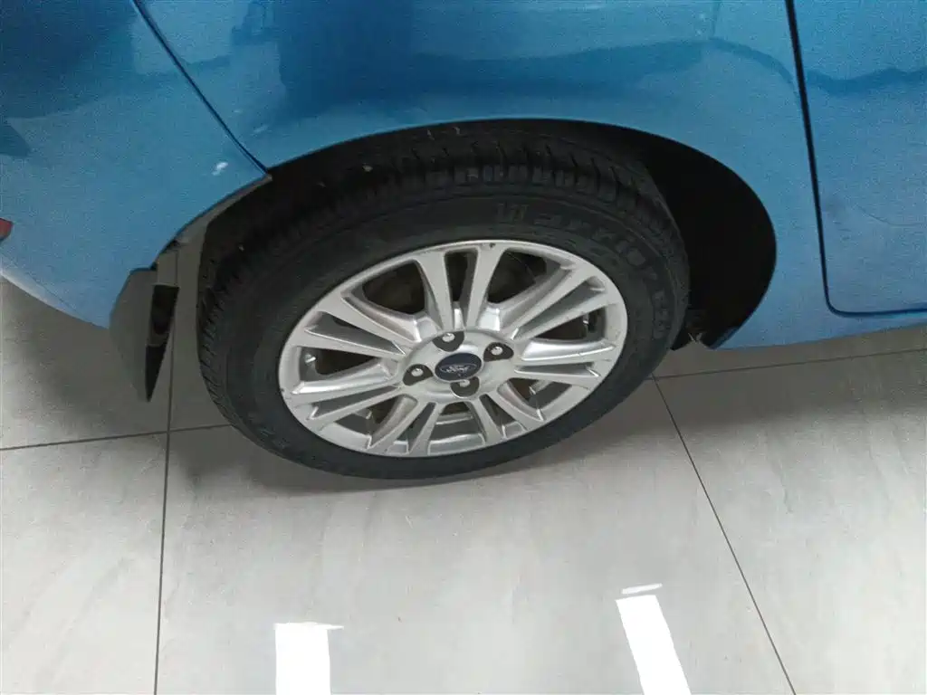 Ford Fiesta 2015 — фото 23