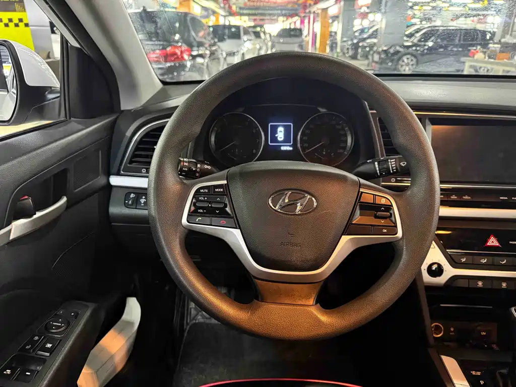 Hyundai Elantra 2016 — фото 9