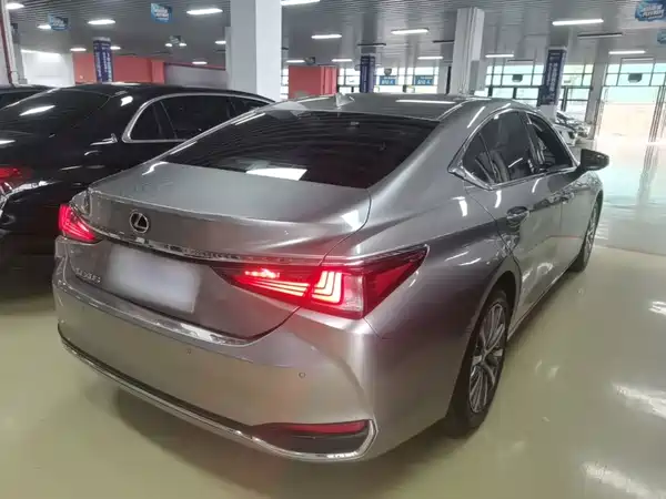 Lexus ES 2020