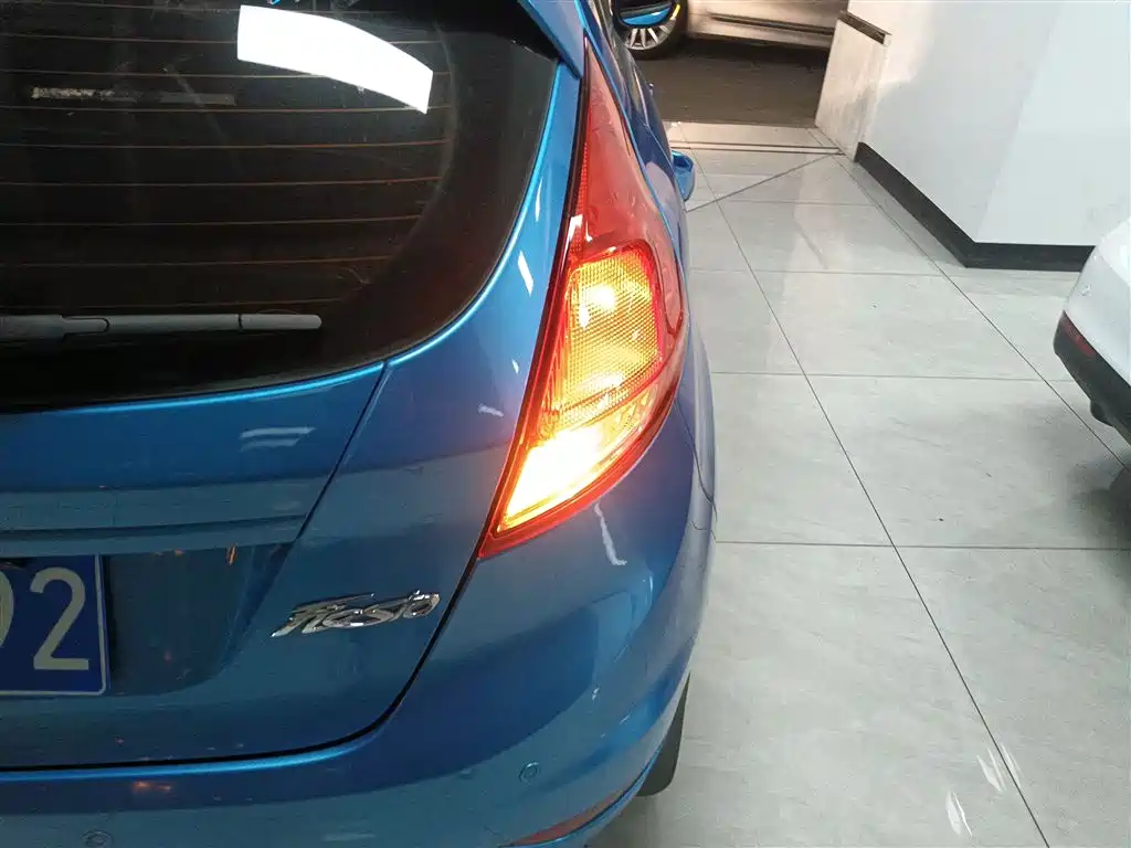 Ford Fiesta 2015 — фото 21