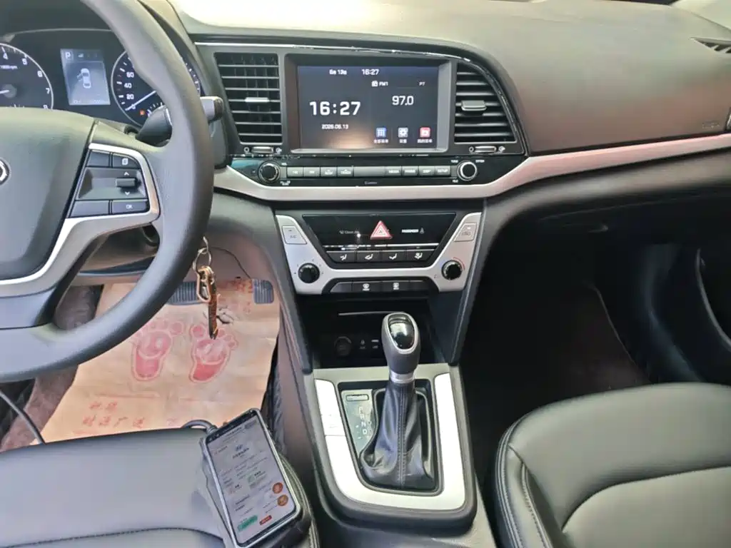 Hyundai Elantra 2017 — фото 13