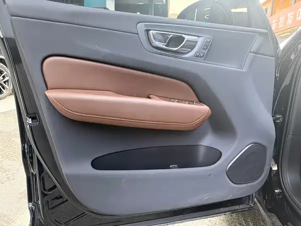 Volvo XC60 2025