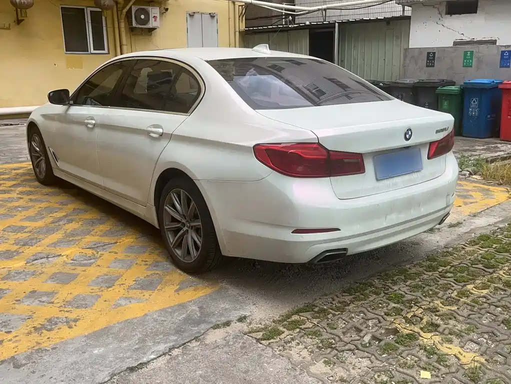 BMW 5 Series 2017 — фото 11