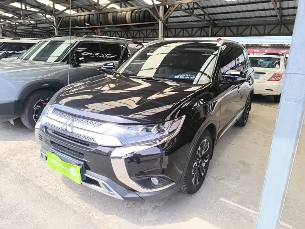 Mitsubishi Outlander 2021 — фото 1