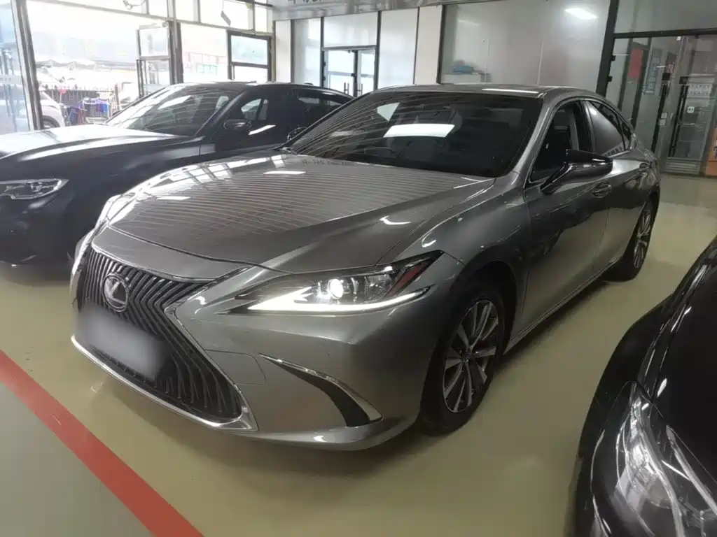 Lexus ES 2020 — фото 1