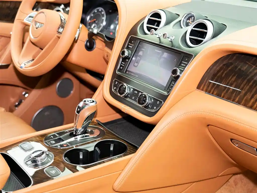 Bentley Bentayga 2018 — фото 18