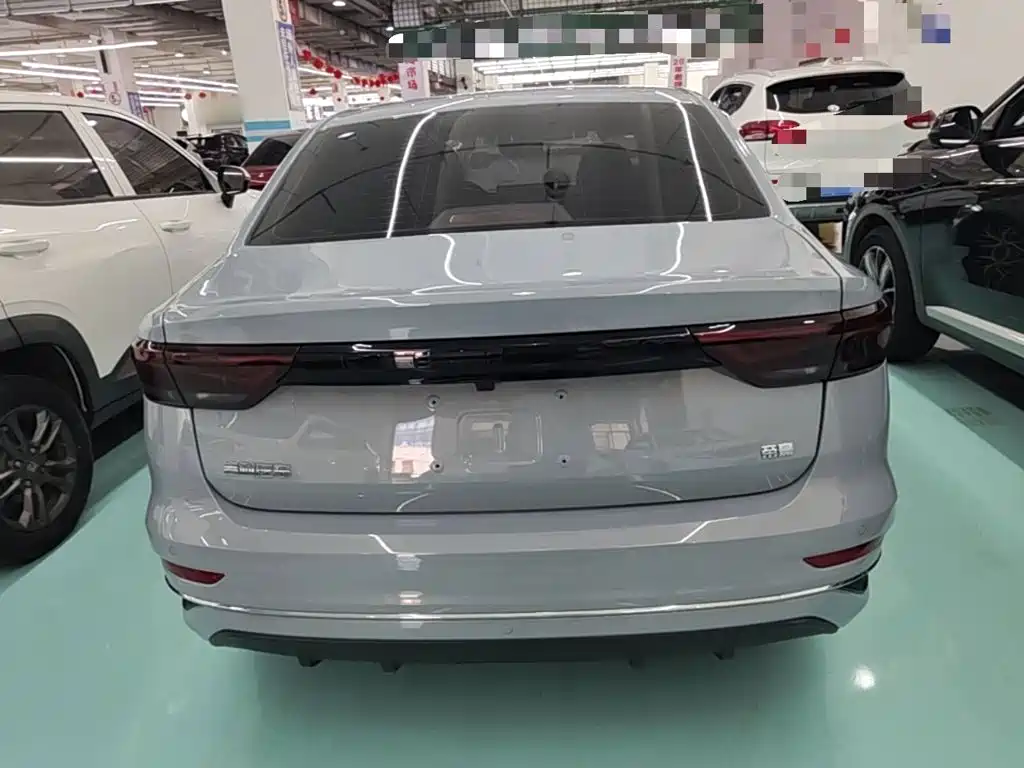 Geely Emgrand 2025