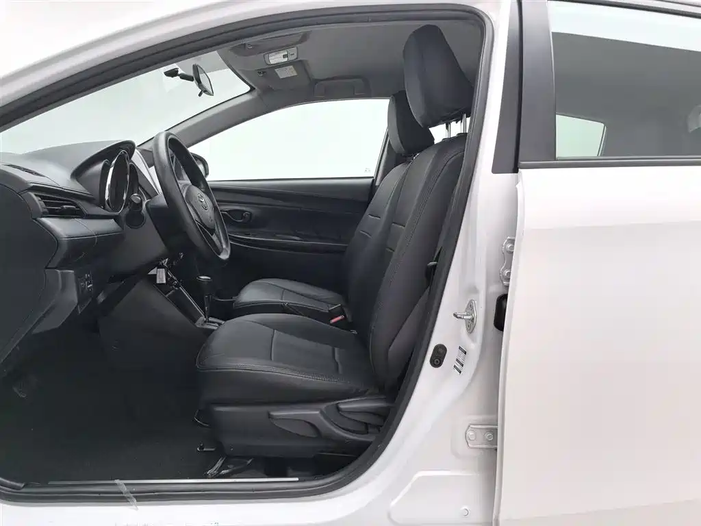 Toyota Yaris L 2018 — фото 10