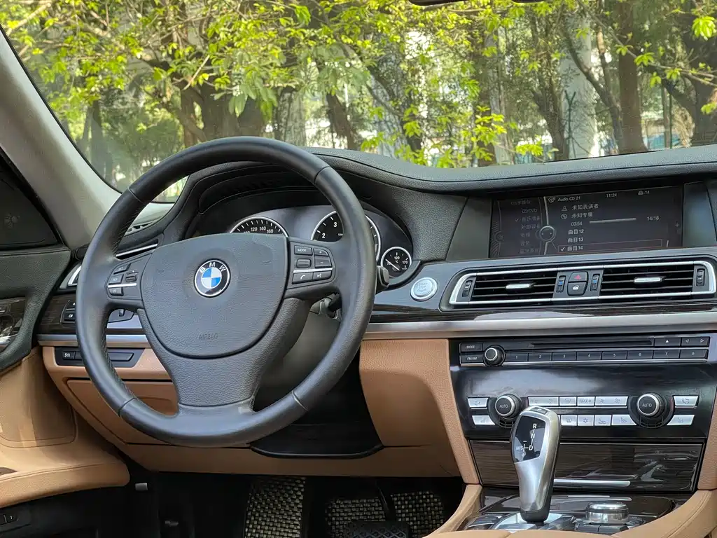 BMW 7 Series 2011 — фото 10
