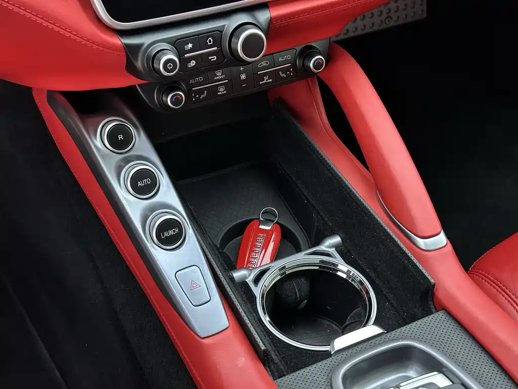 Ferrari GTC4Lusso 2019 — фото 19