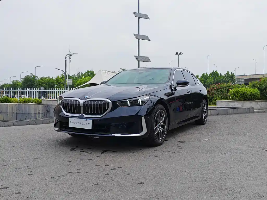BMW 5 Series 2025 — фото 1