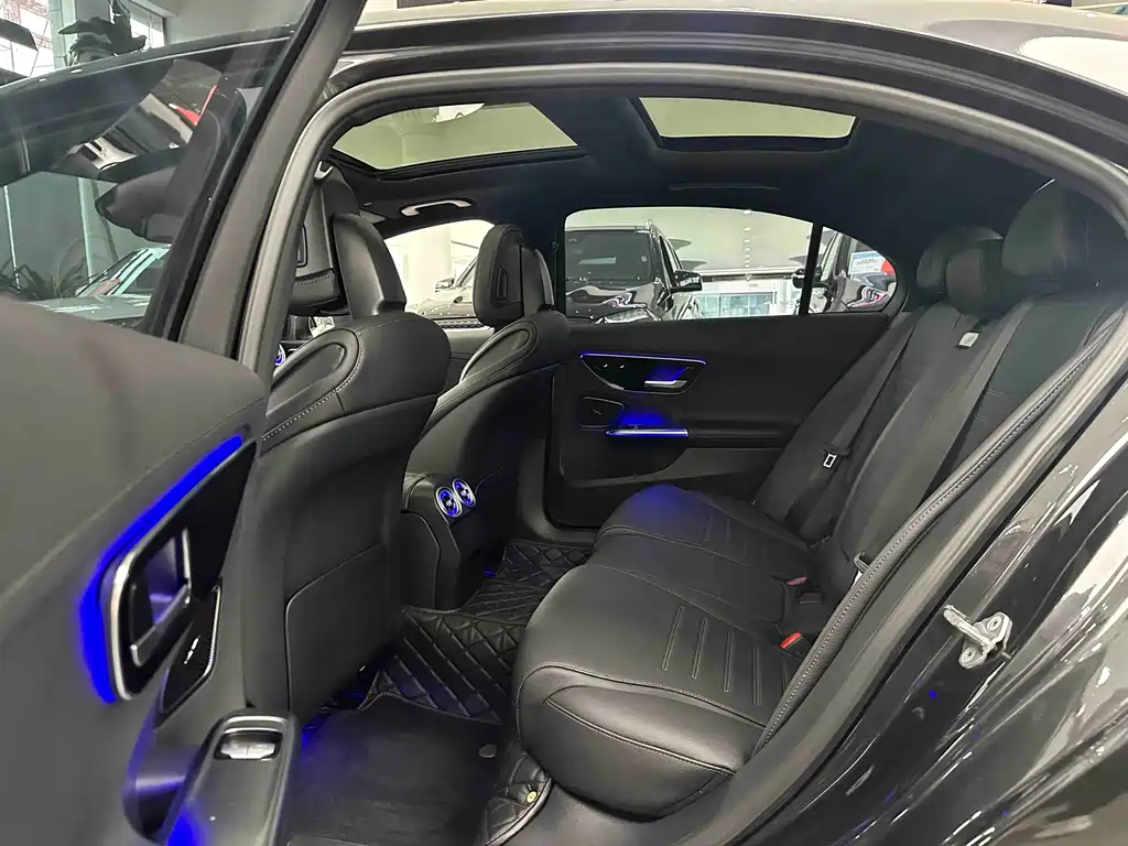 Mercedes-Benz C-Class 2023 — фото 10
