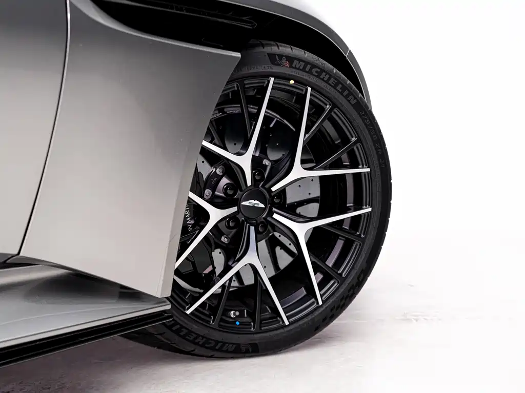 Aston Martin DB12 — фото 5