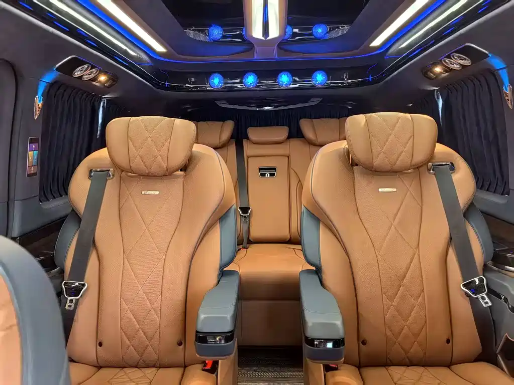 Mercedes-Benz V-Class 2024 — фото 16