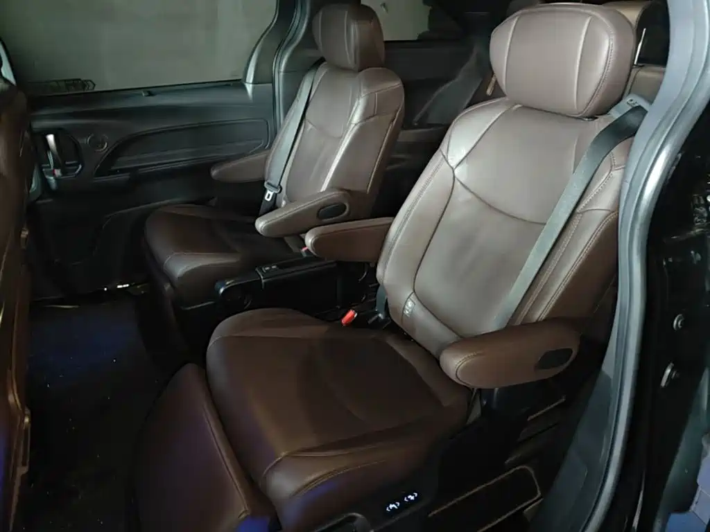 Toyota Sienna 2022 — фото 17