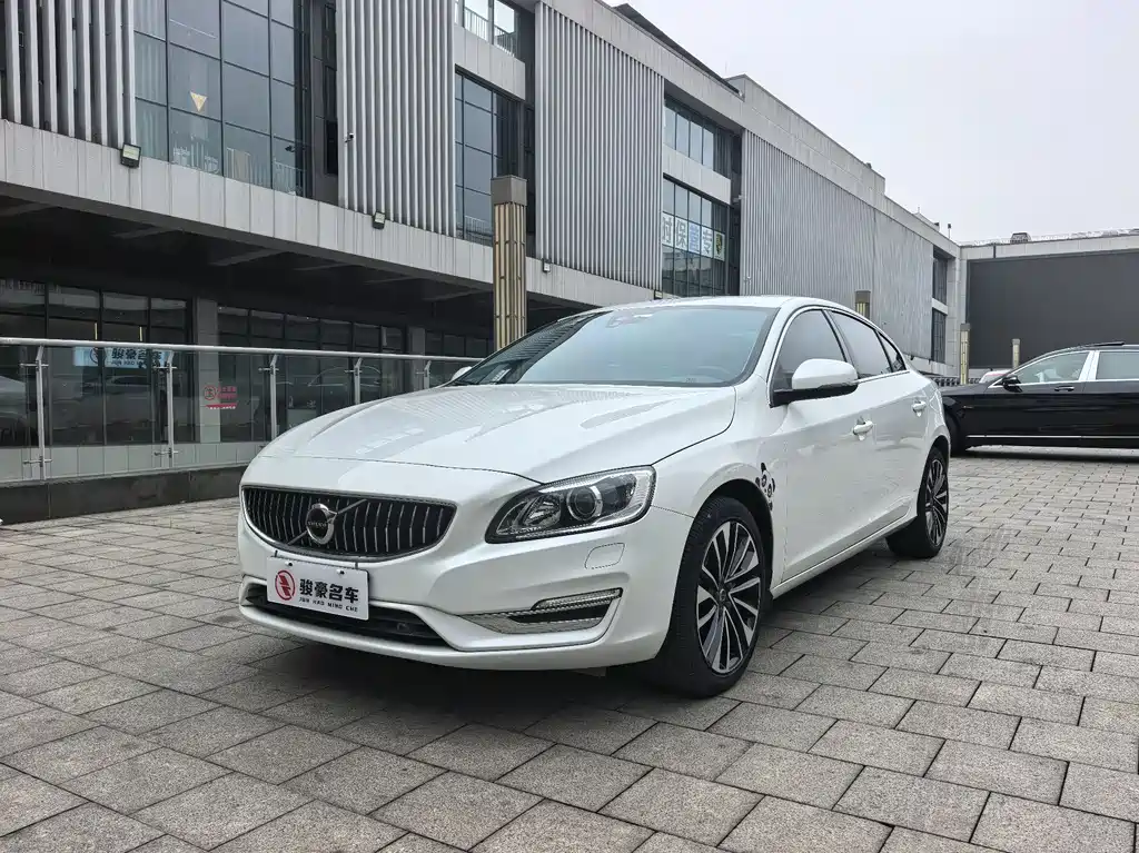 Volvo S60 2019 — фото 1