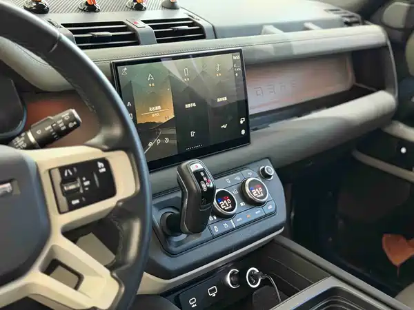 Land Rover Defender 2023