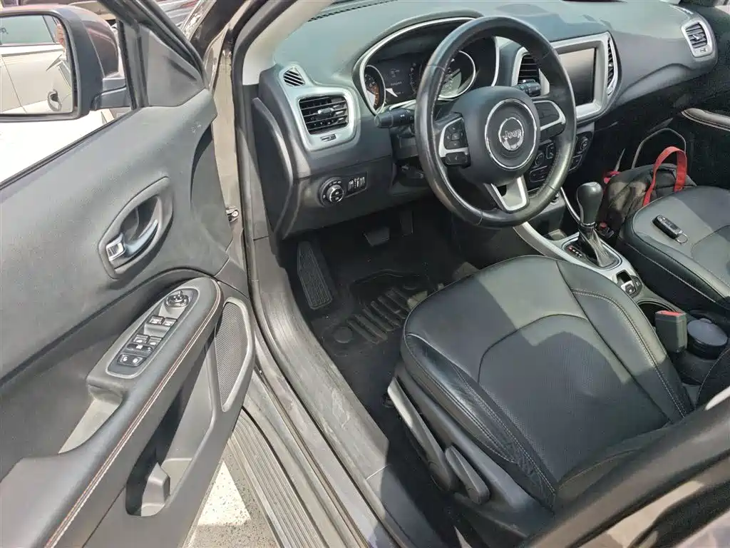 Jeep Compass 2018 — фото 12