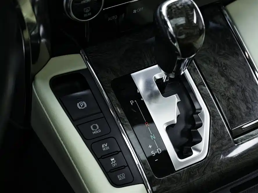 Toyota Alphard 2020 — фото 17