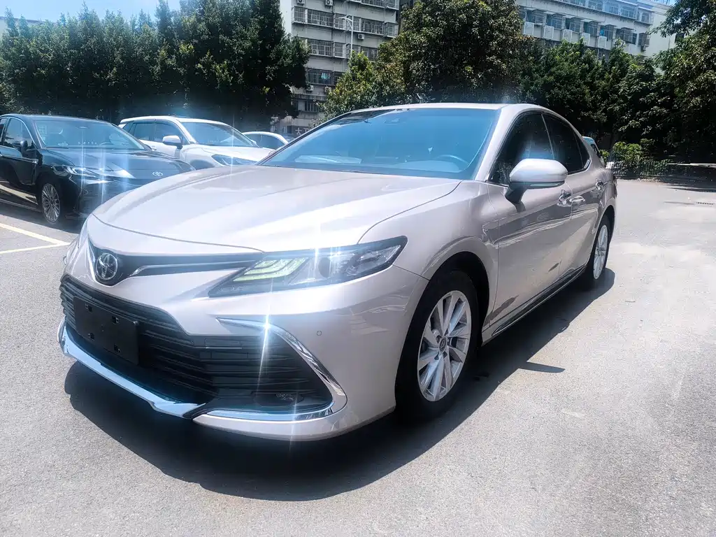 Toyota Camry 2023 — фото 1