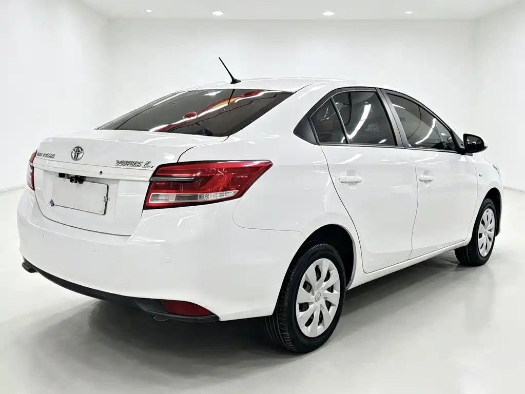 Toyota Yaris L 2019 — фото 12