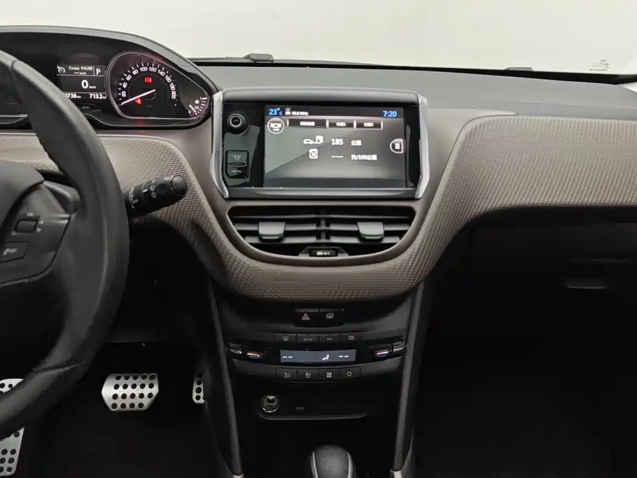 Peugeot 2008 2015 — фото 13