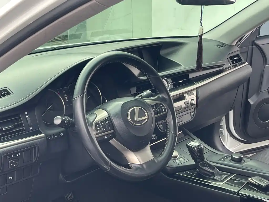 Lexus ES 2015 — фото 6