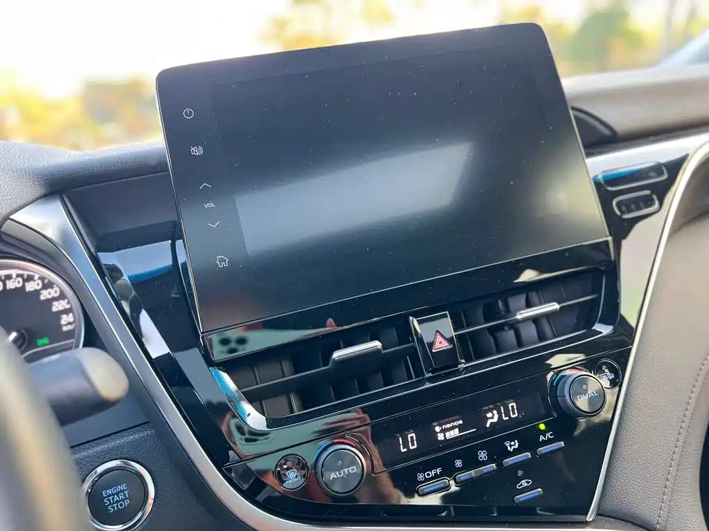 Toyota Camry 2023 — фото 12