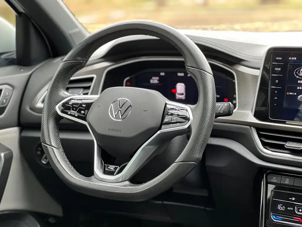 Volkswagen T-Roc 2023 — фото 18