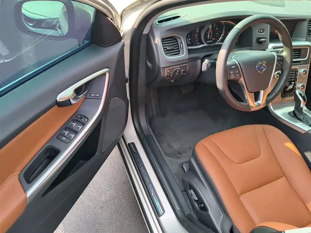 Volvo S60 2017 — фото 16