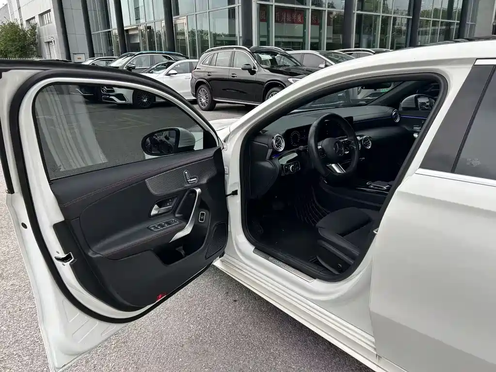 Mercedes-Benz A-Class 2024 — фото 11