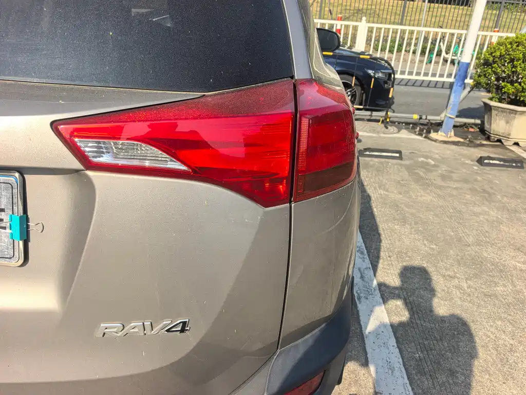 Toyota RAV4 2016 — фото 13