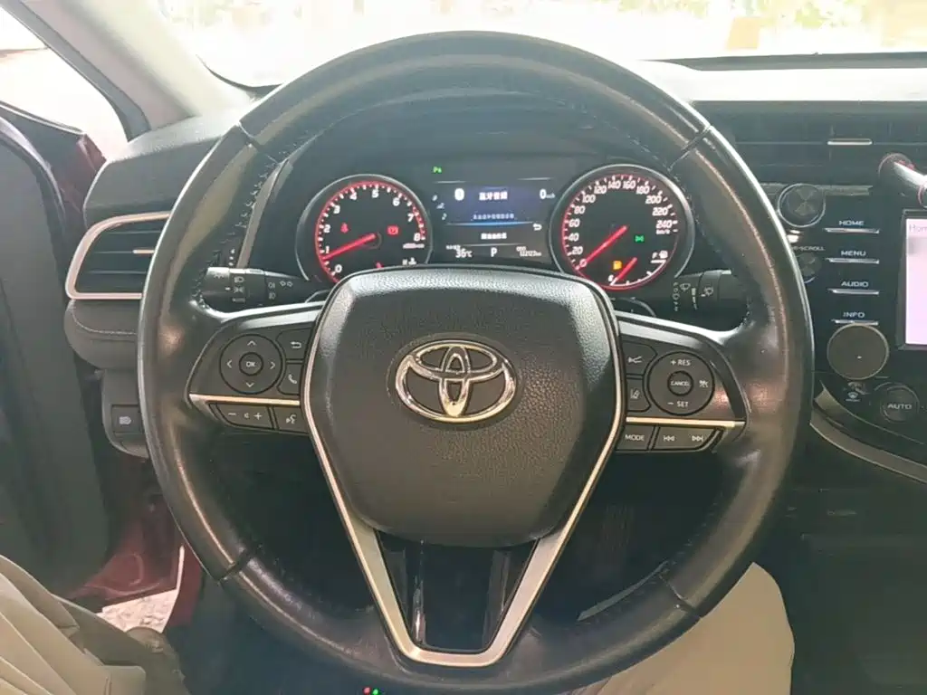 Toyota Camry 2018 — фото 11