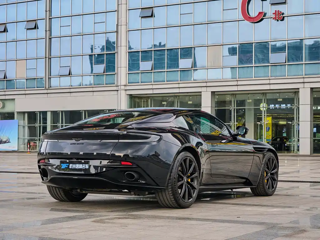 Aston Martin DB11 2021 — фото 9