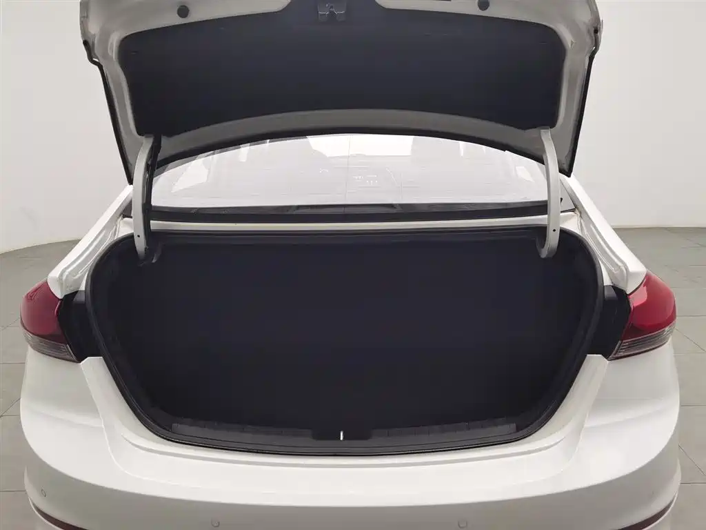 Hyundai Elantra 2019 — фото 16