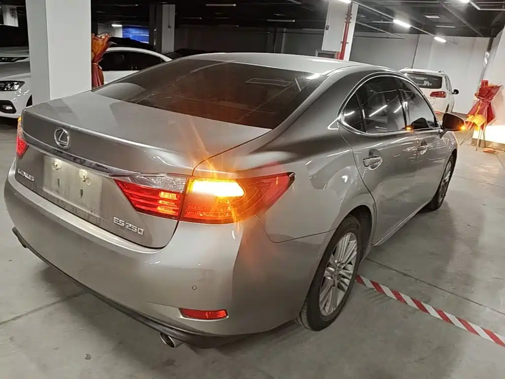 Lexus ES 2015 — фото 7