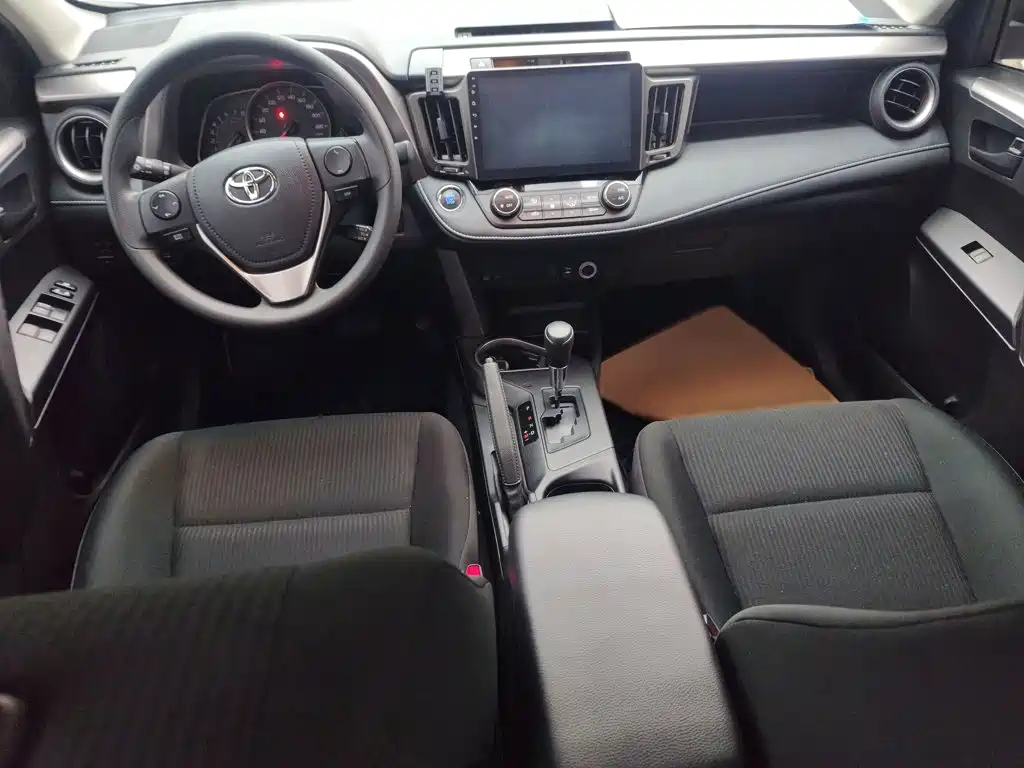 Toyota RAV4 2018 — фото 10