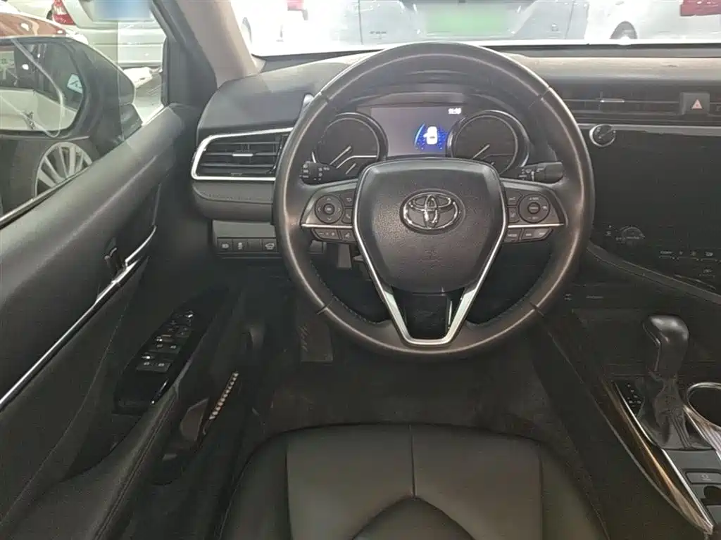 Toyota Camry 2019 — фото 11