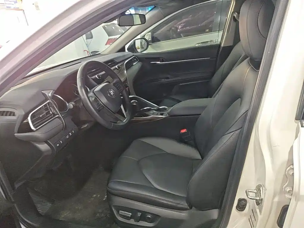 Toyota Camry 2019 — фото 15