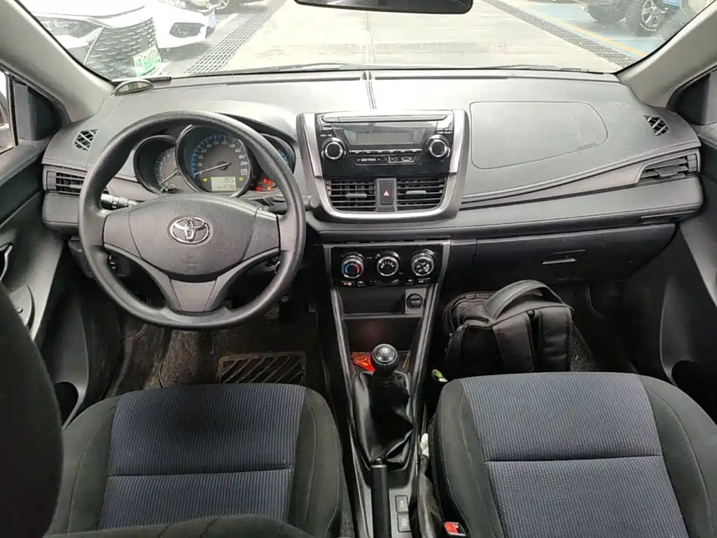 Toyota Yaris L 2017 — фото 10