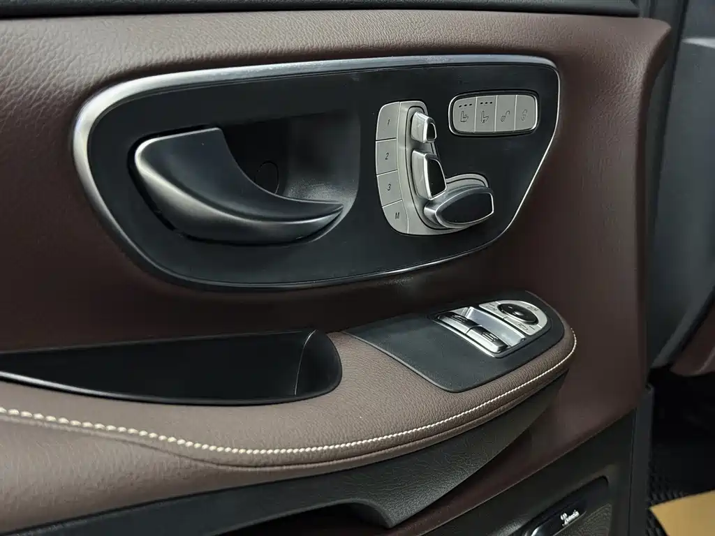 Mercedes-Benz V-Class 2024 — фото 17