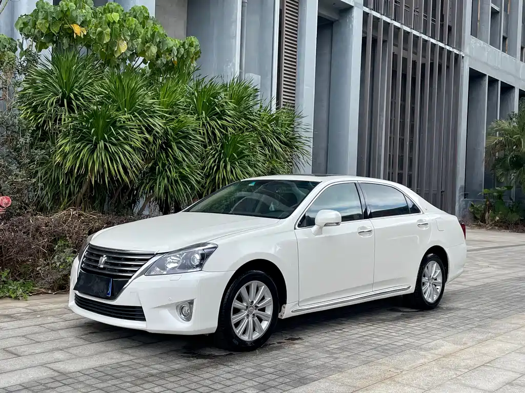 Toyota Crown 2015 — фото 1
