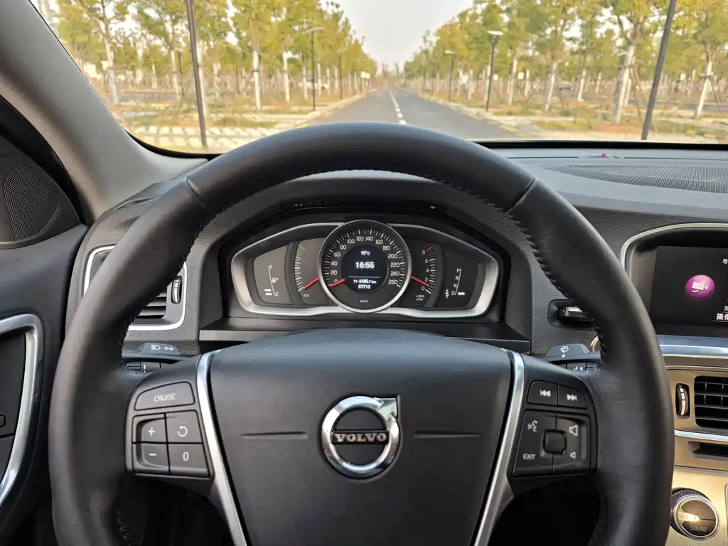 Volvo S60 2018 — фото 16