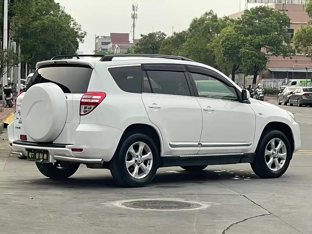 Toyota RAV4 2013 — фото 9