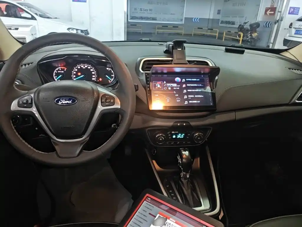 Ford Escort 2016 — фото 10