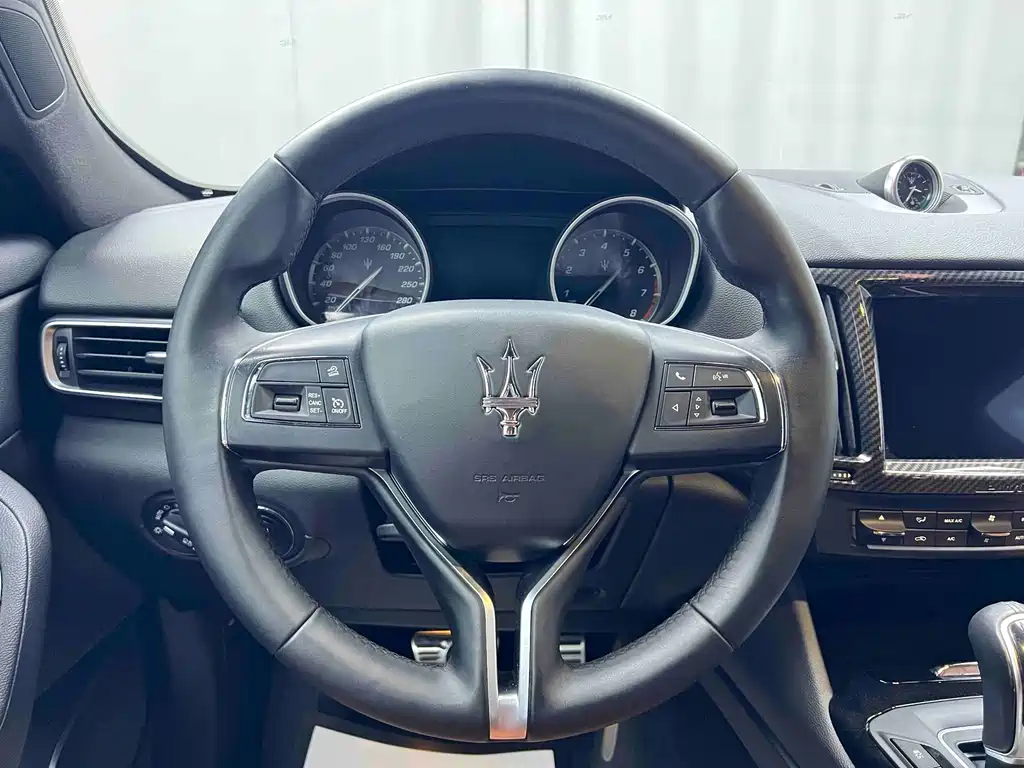 Maserati Levante 2018 — фото 31